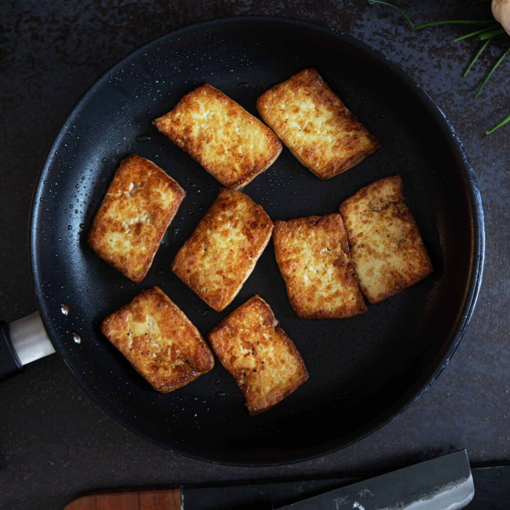 paistettu tofu pannulla
