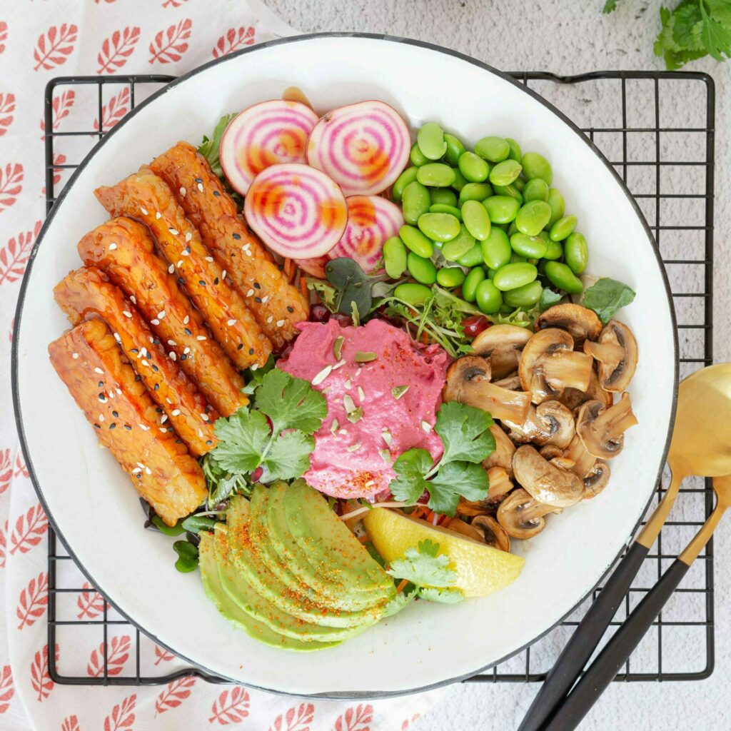 Sateenkaaren väreissä kasviksista hehkuva tempe bowl on kaunis ja terveellinen kasvisruoka.