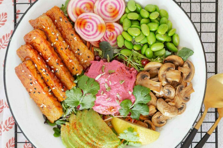 Sateenkaaren väreissä kasviksista hehkuva tempe bowl on kaunis ja terveellinen kasvisruoka.