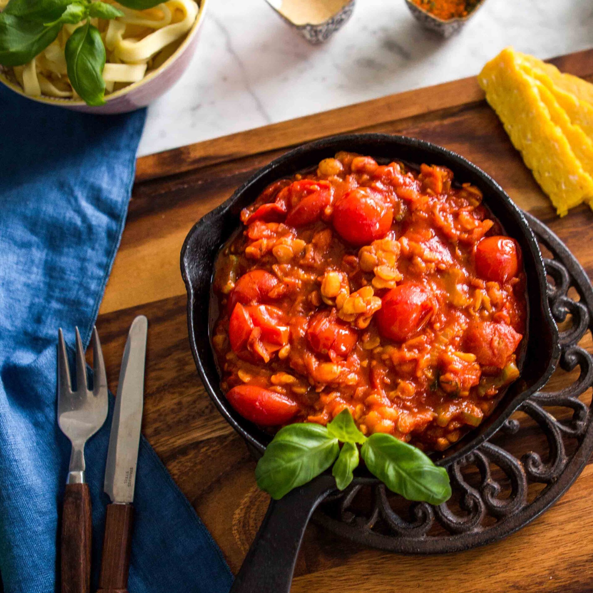 Punainen pasta bolognese kasvisversiona tempestä valmistettuna pannulla.