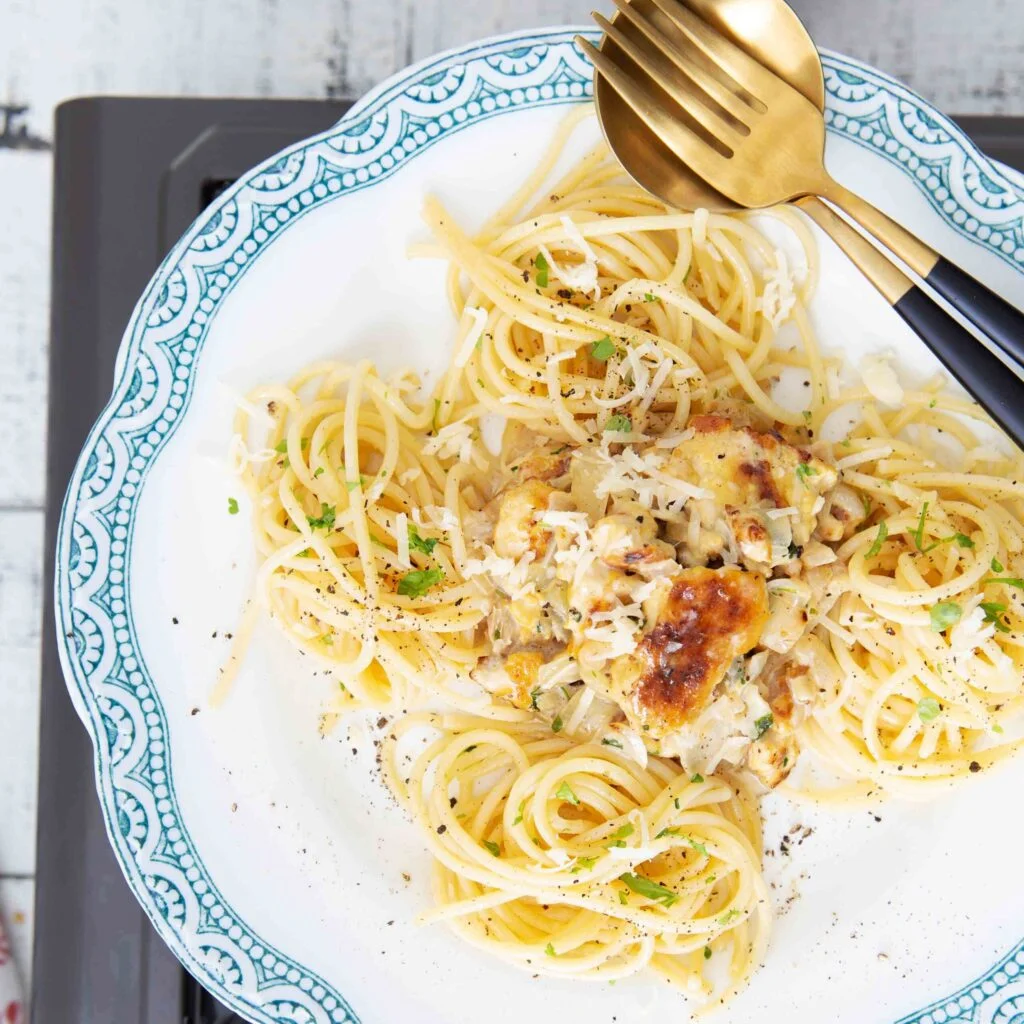 Kermainen pasta tofulla ja karamellisoidulla sipulilla.