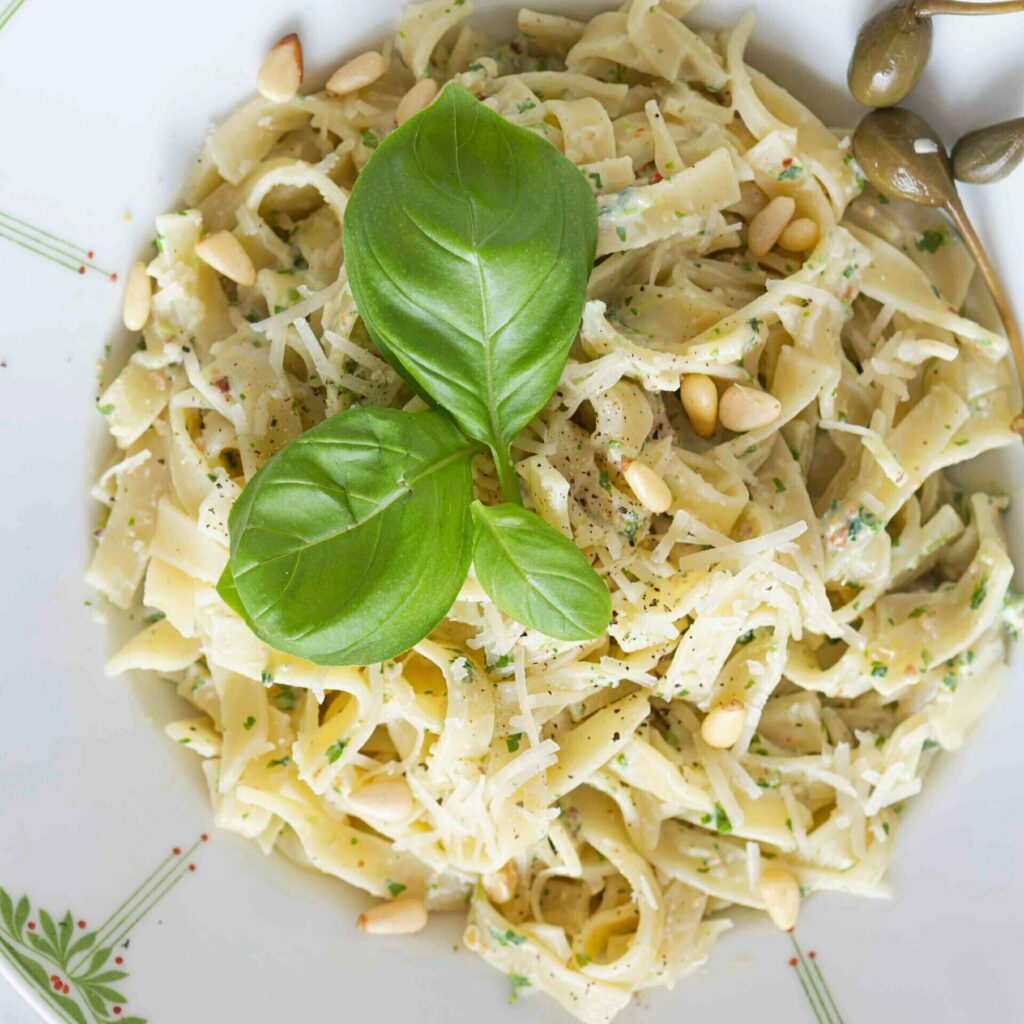 Todella nopea, kastikemaiseksi pehmeällä tofulla tehty pesto pastan seassa ja basilikalla koristeltuna.