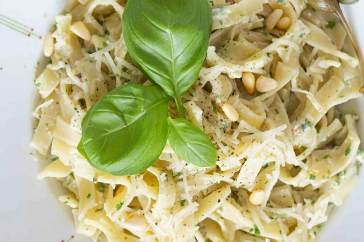 Todella nopea, kastikemaiseksi pehmeällä tofulla tehty pesto pastan seassa ja basilikalla koristeltuna.
