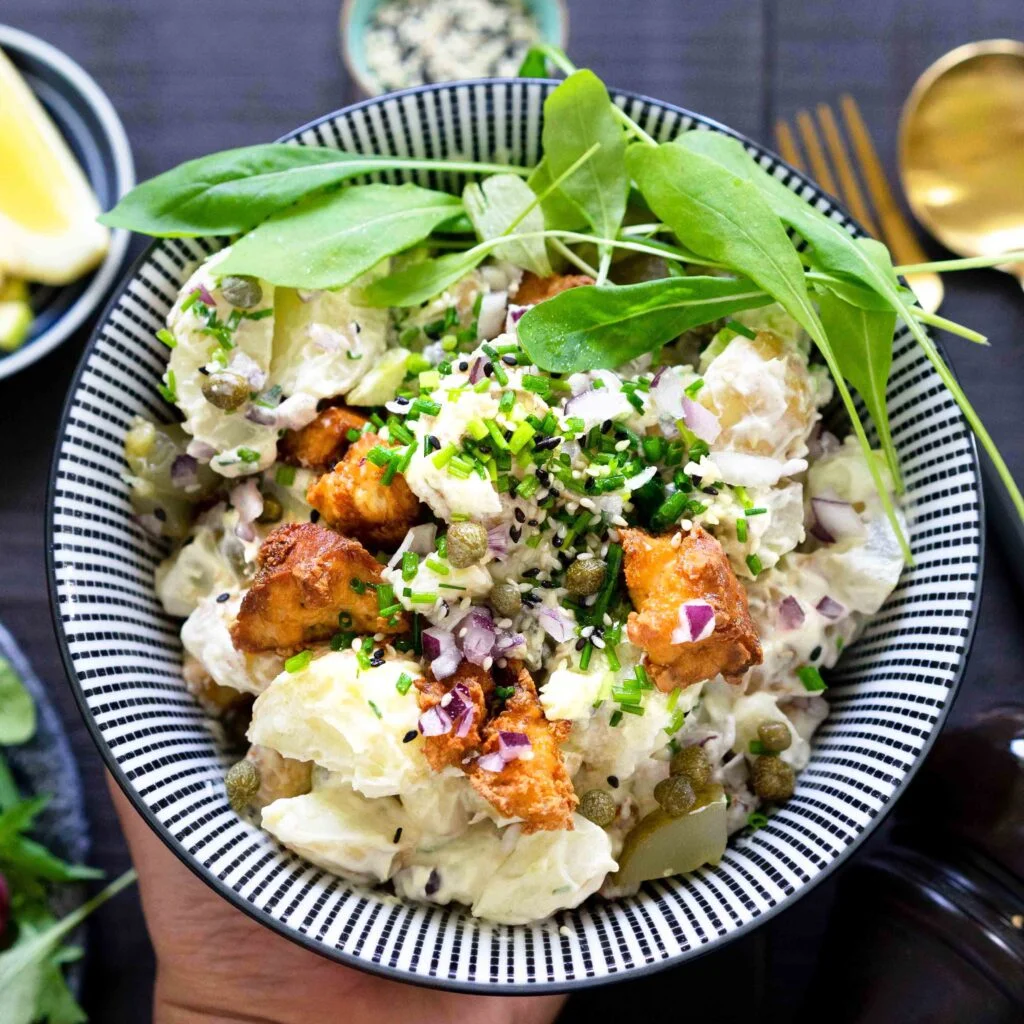 Kesäinen tofu-perunasalaatti japanilaisessa kulhossa.