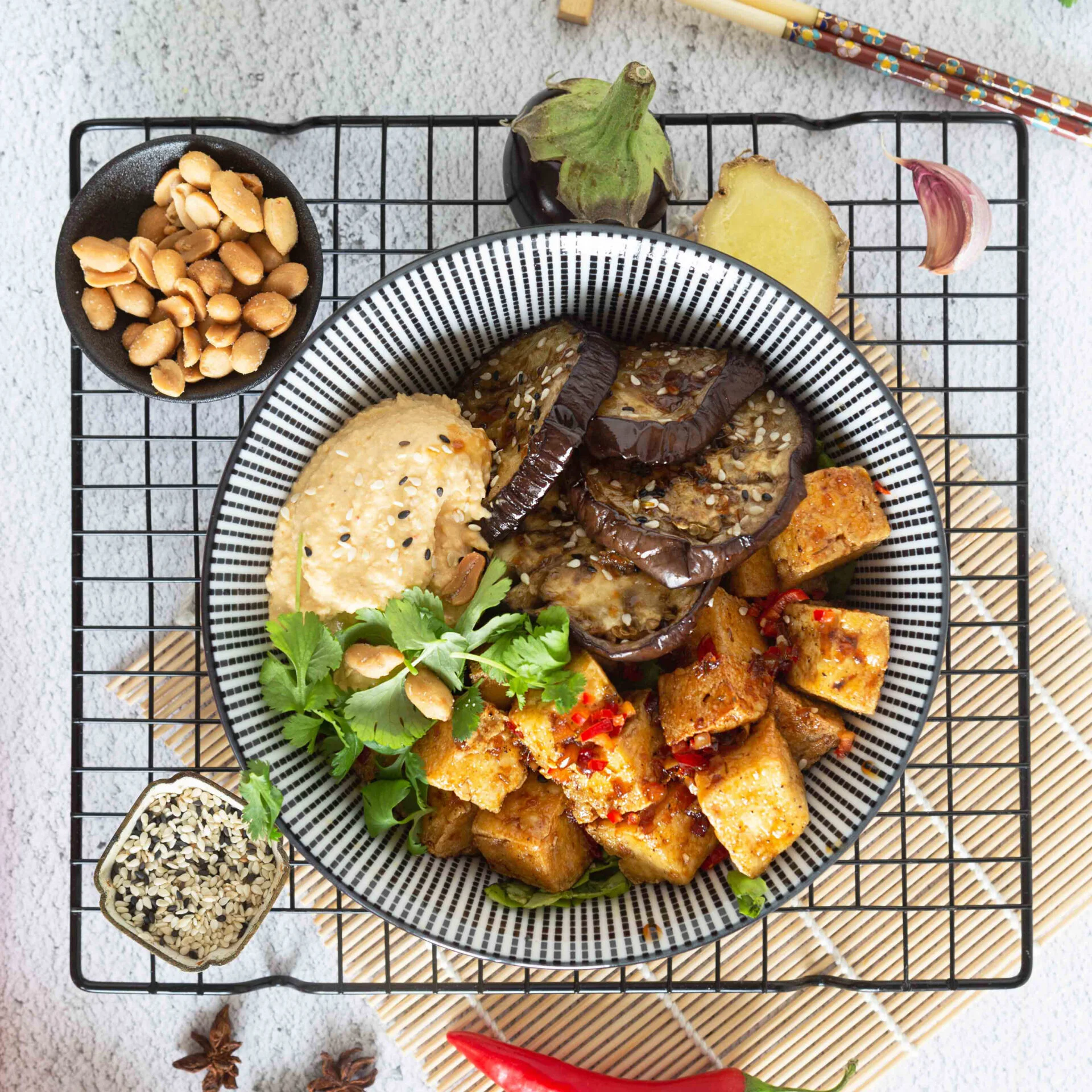 Sticky tofu eli tahmeaa, rapeaa tofua kulhossa kasvisten kera.