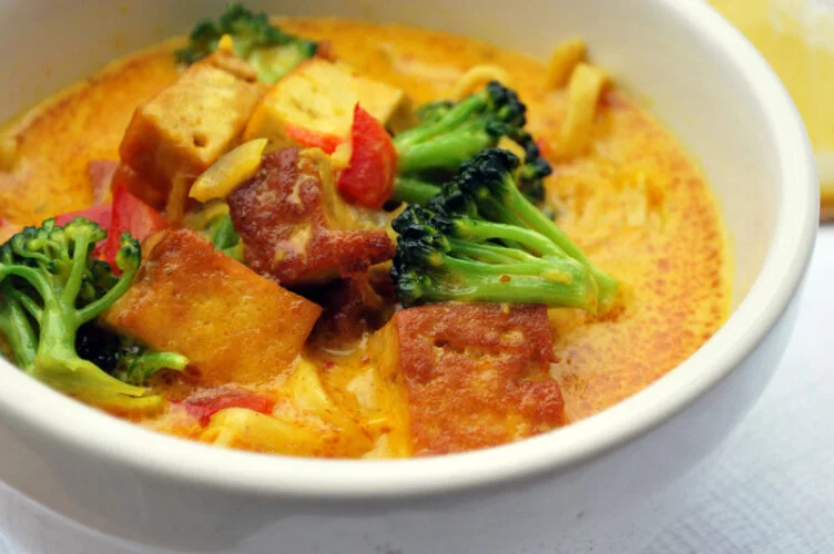 Mausteinen tofu hot pot curryruoka kulhossa.