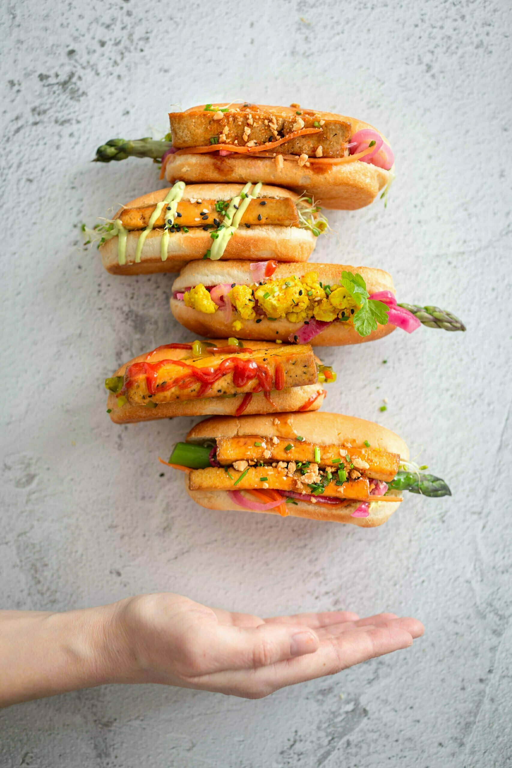 Vegaaninen hot dog erilaisilla täytteillä.