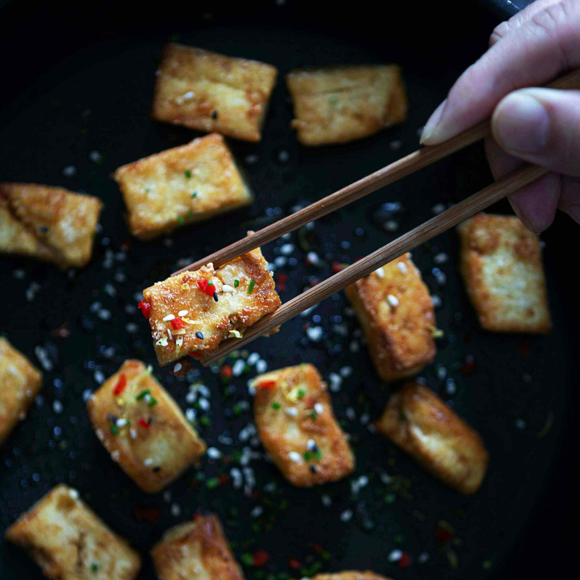 Tofun marinointi ja paistaminen rapeaksi.