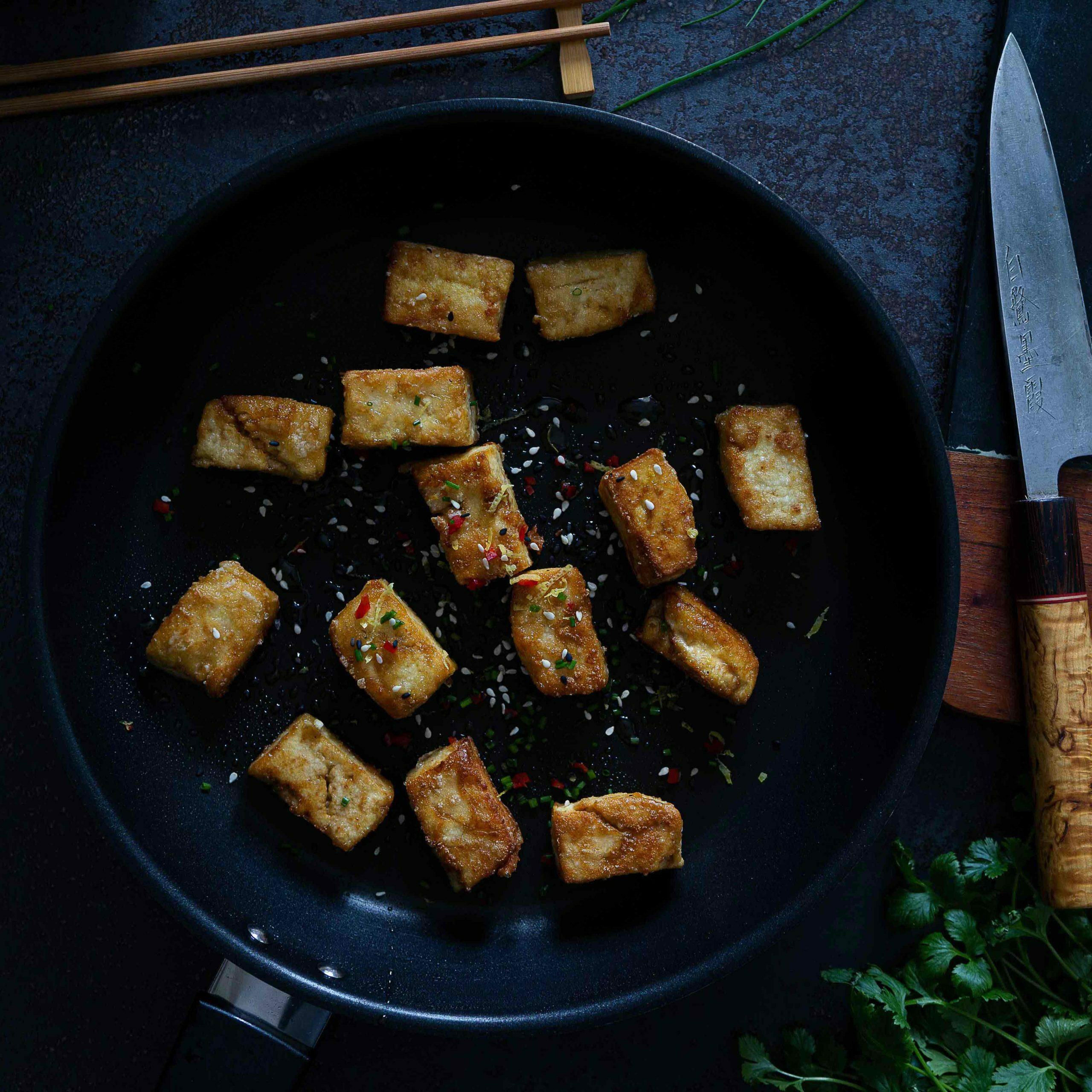 Tofun marinointi ja paistaminen rapeaksi.