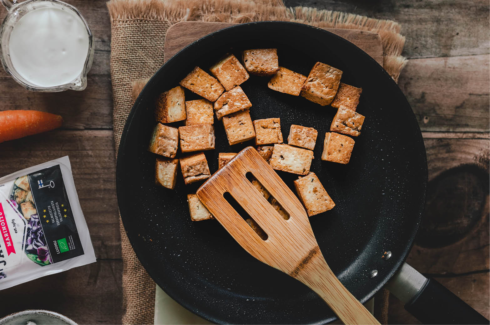 kermainen tofu-kasviskeitto - vegaaninen