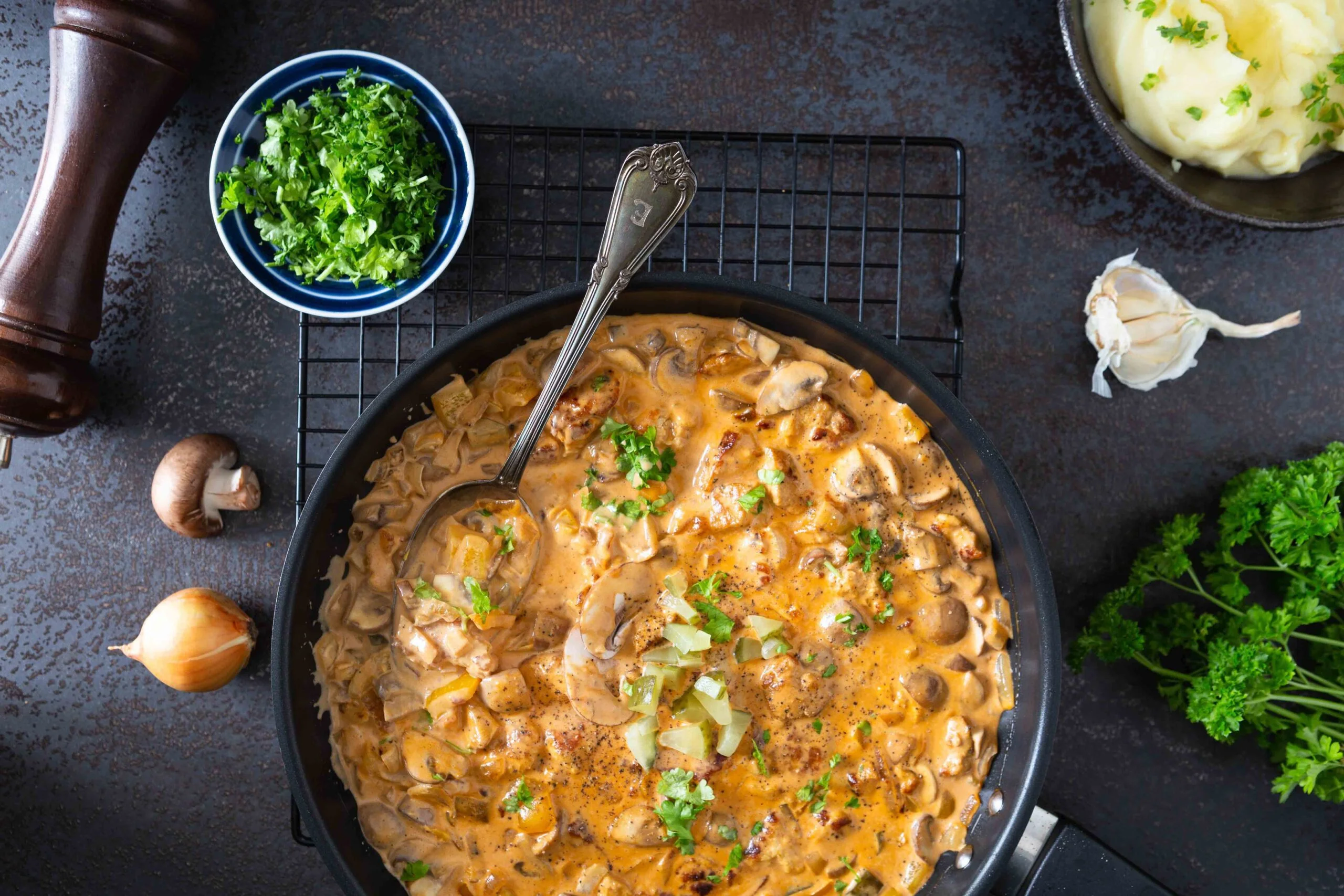 Stroganoff on klassikkoruoka, joka saa makua marinoidusta tofusta, tomaatista, sinapista ja suolakurkuista.