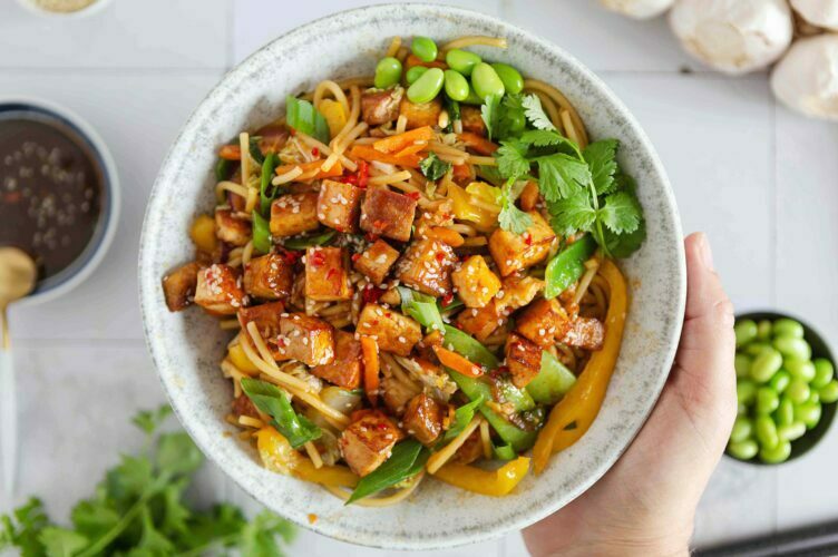 Chow mein eli paistetut nuudelit on suosittu kiinalainen takeaway-annos.