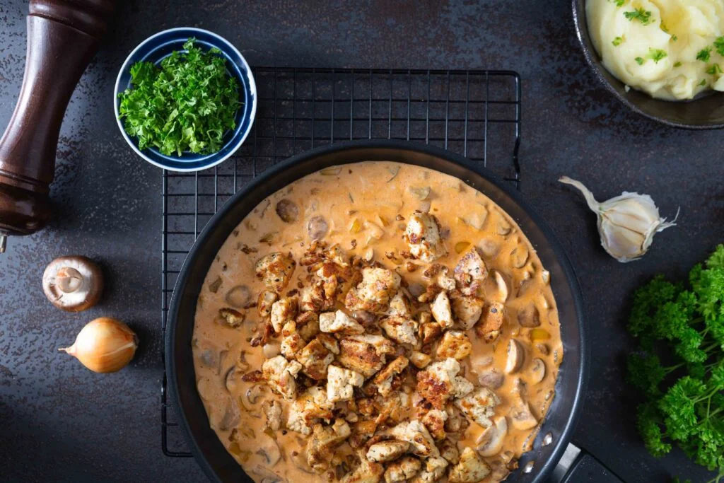 Stroganoff on klassikkoruoka, joka saa makua marinoidusta tofusta, tomaatista, sinapista ja suolakurkuista.