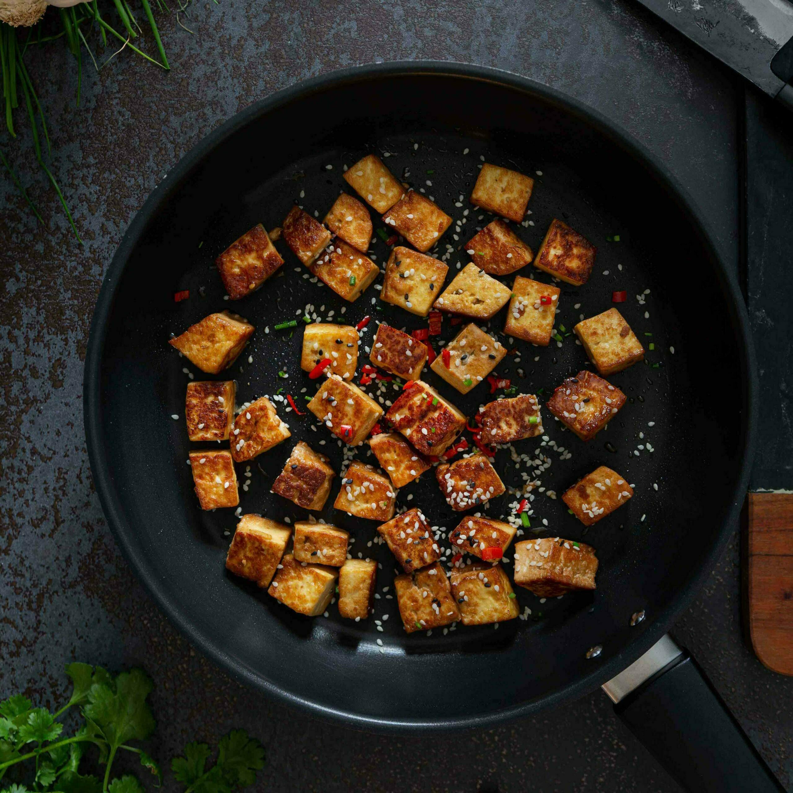Tofun paistaminen on valmis, rapeat tofukuutiot voi lisätä pannulta suoraan ruokaan.