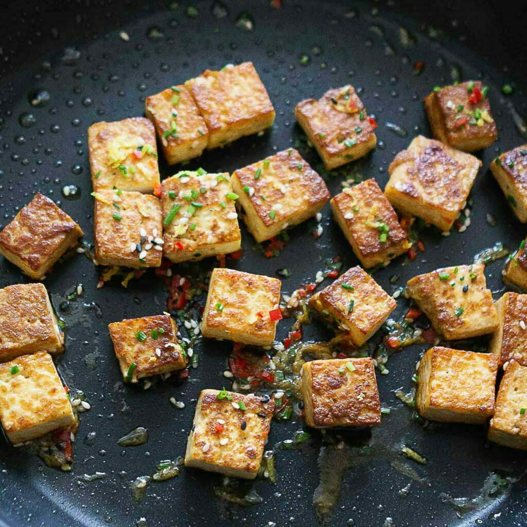 Aasialaisittain marinoitu rapeaksi paistettu tofu.