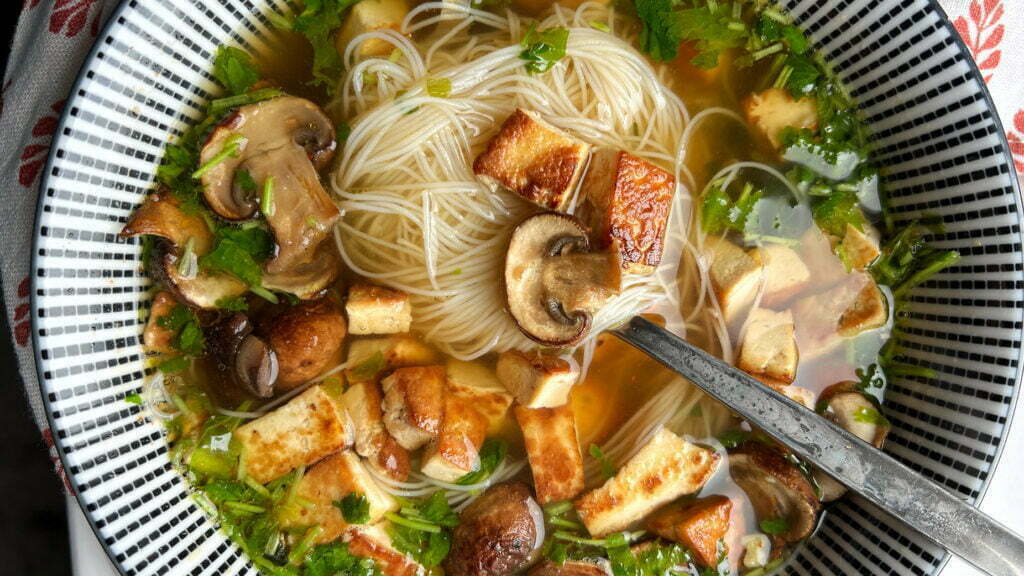 Rapea paisttettu tofu ja arjen pikanuudelit aasialaisittain kulhossa.