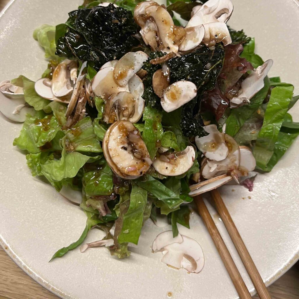 Japanilainen salaattiannos, jossa merilevää, sieniä ja vihreää salaattia. 