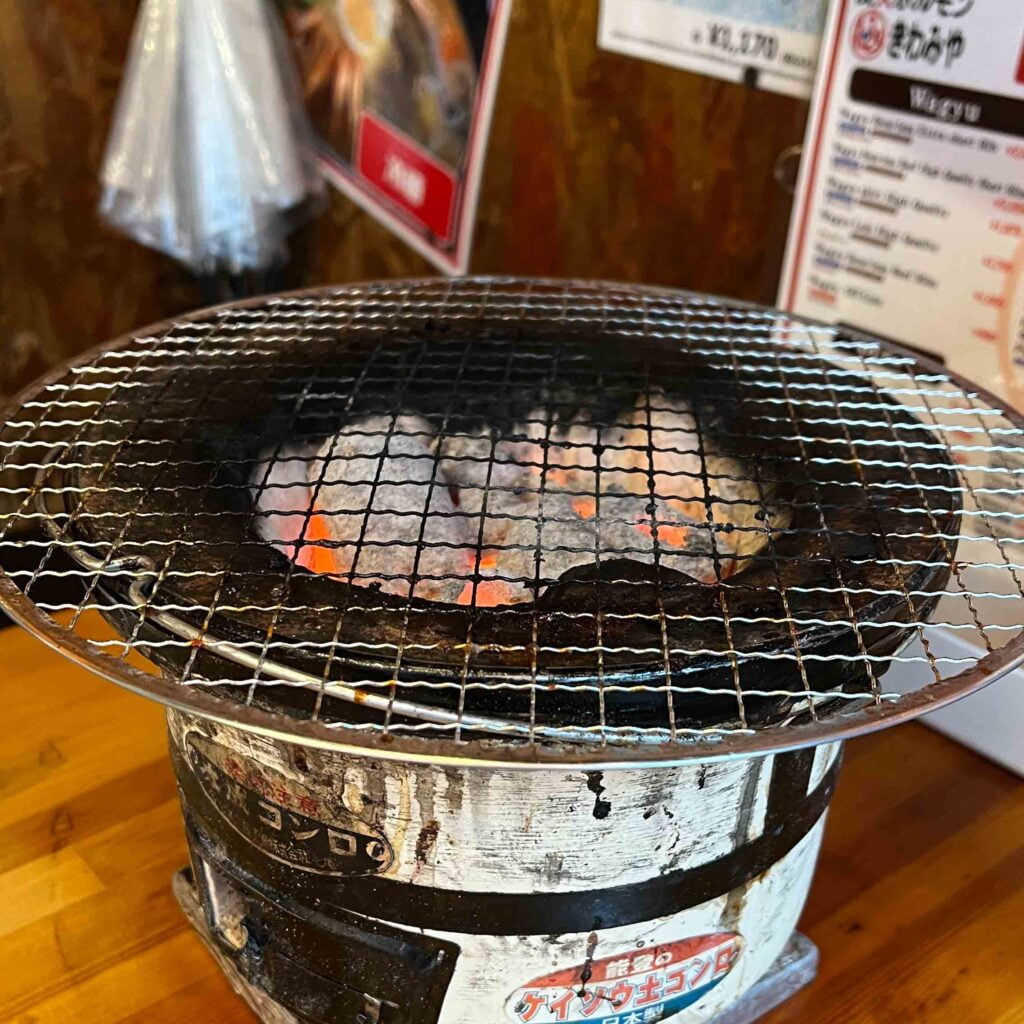 Perinteinen japanilainen ruoan grillaaminen hiilillä.