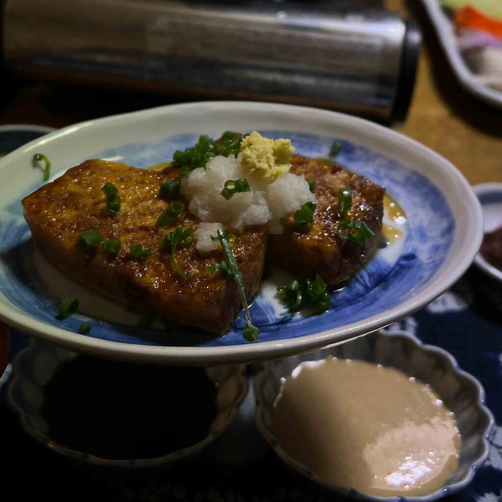 Friteerattua tofua japanilaisessa kotikeittiössä valmistettuna lautasella