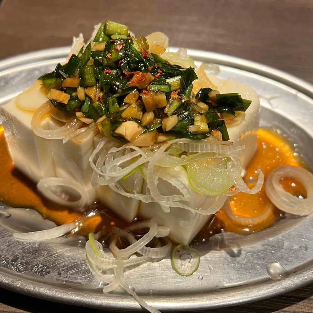 Pehmeää, japanilaista tofua ja kasviksia tokiolaisen ravintolan pöydässä.
