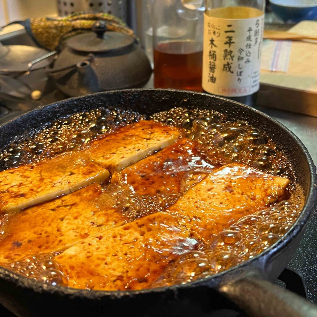 tofun maustaminen soija- ja mirinkastikkeella