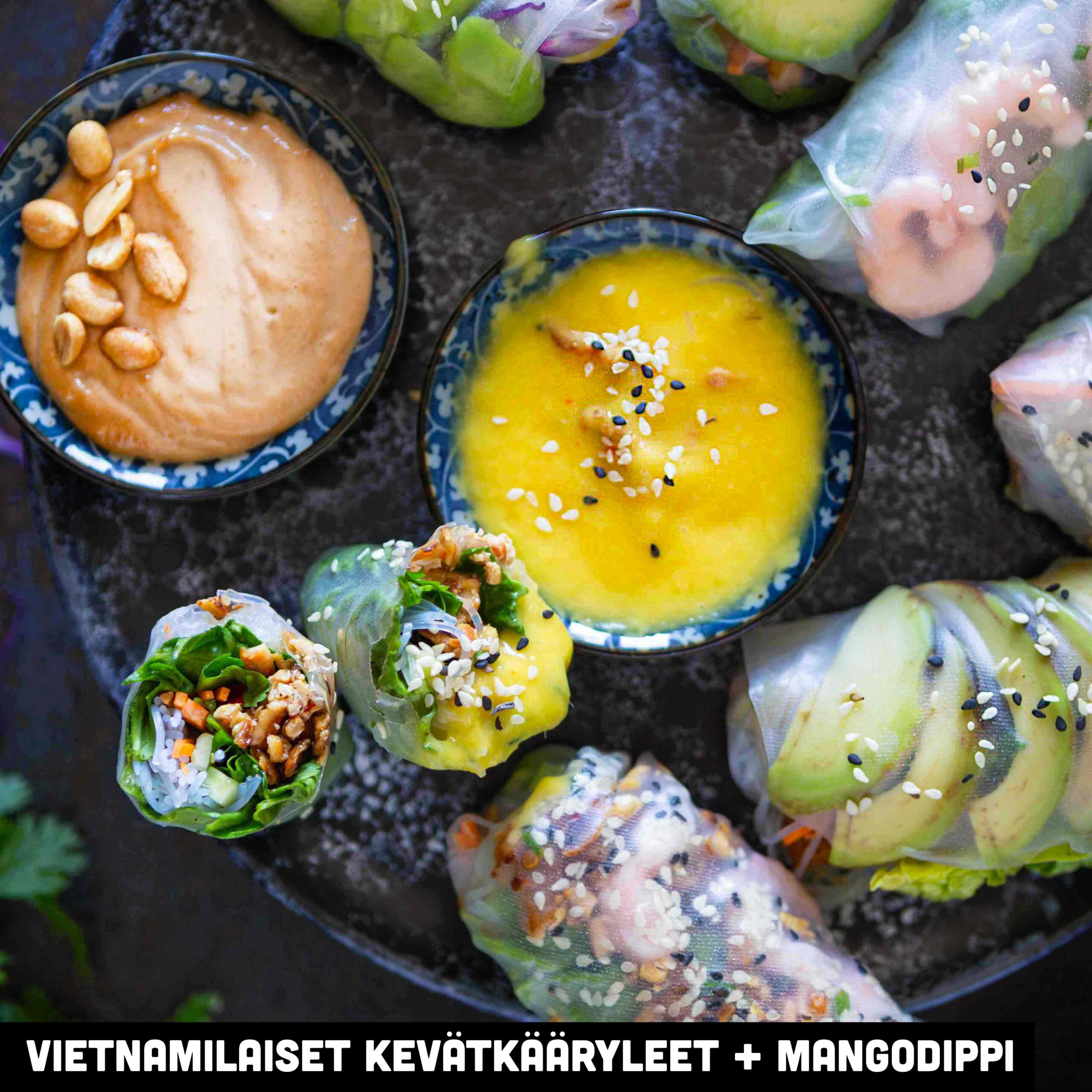 Vietnamilaiset kesärullat kasvis-tofutäytteellä ja mangodipillä ja maapähkinäkastikkeella tarjottimella.