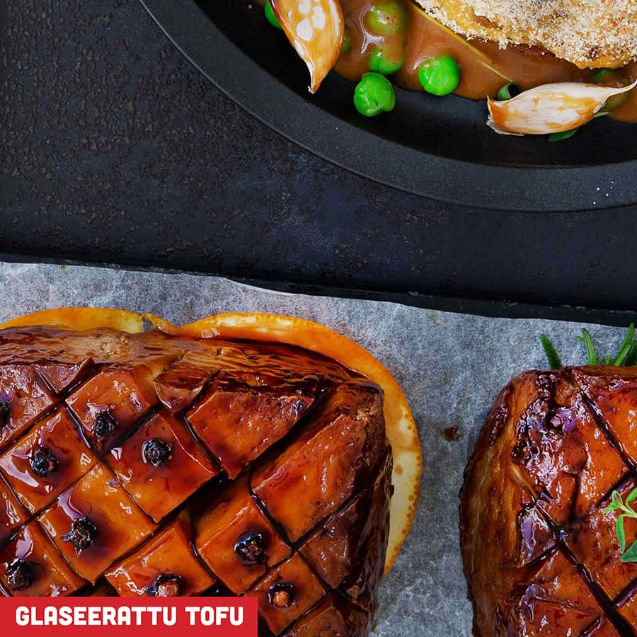 Ristiviilloin koristettu paahdettu ja glaseerattu tofu on helppo ja todella herkullinen ilmestys juhlapöydän keskipisteeksi.