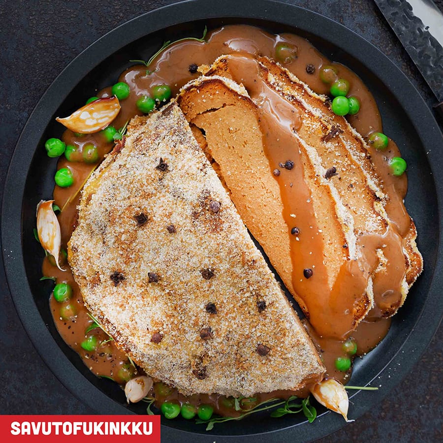 Maukkaasta kylmäsavutofusta syntyy joulupöytään mehevä gluteeniton tofukinkku