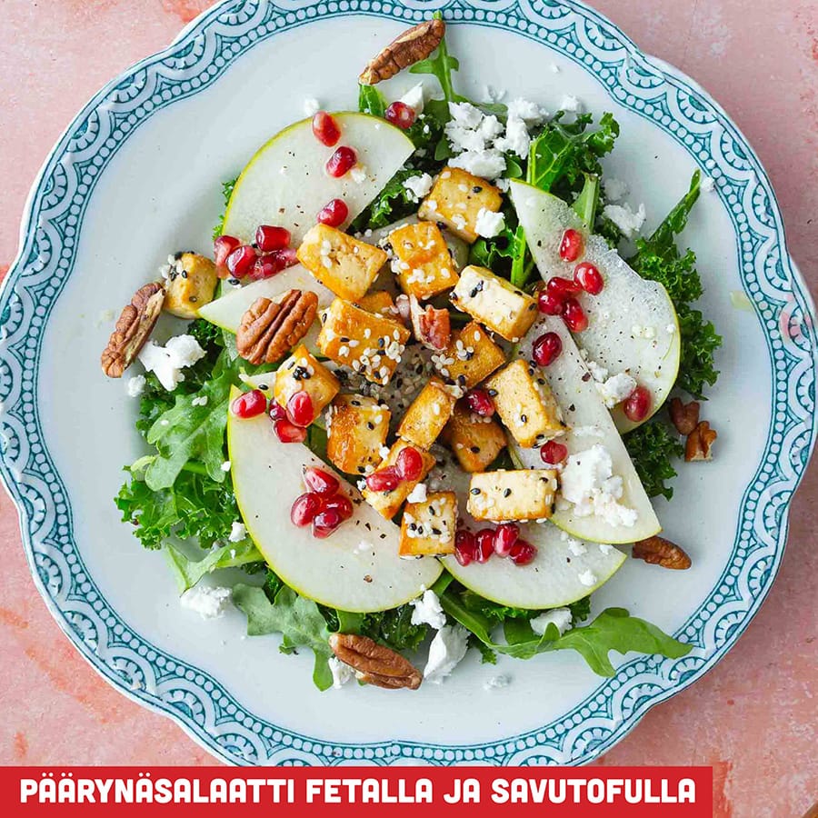 Ruokaisa, ihanan suolaisenmakea salaatti säväyttää todella maukkaalla makukombolla, jonka keskiössä paistattelevat päärynä, feta ja rapea savutofu.