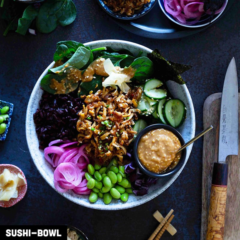 Värikäs sushibowl-salaatti raastetulla tofulla.