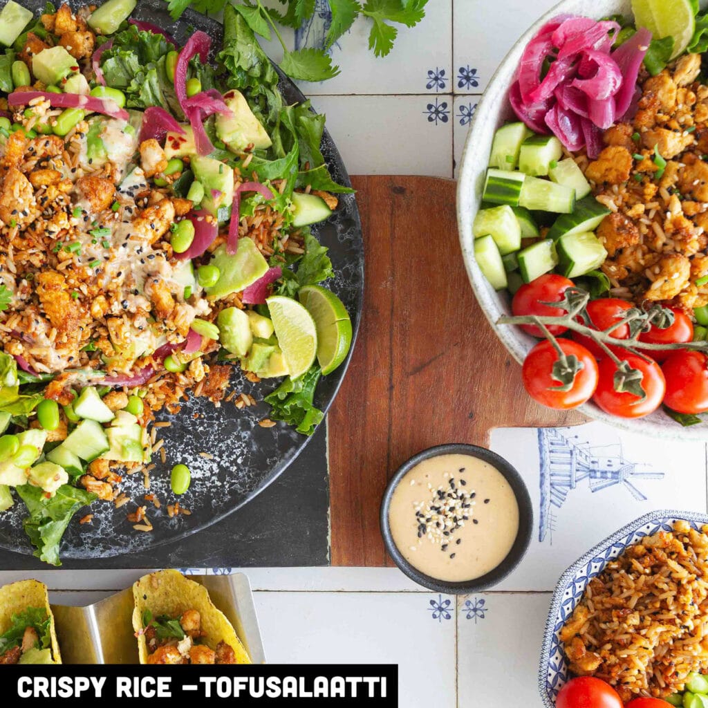 rapeaksi paistettu crispy rice ja tofu ja raikas salaattipohja yhdistyvät täyteläiseen seesamikastikkeeseen.