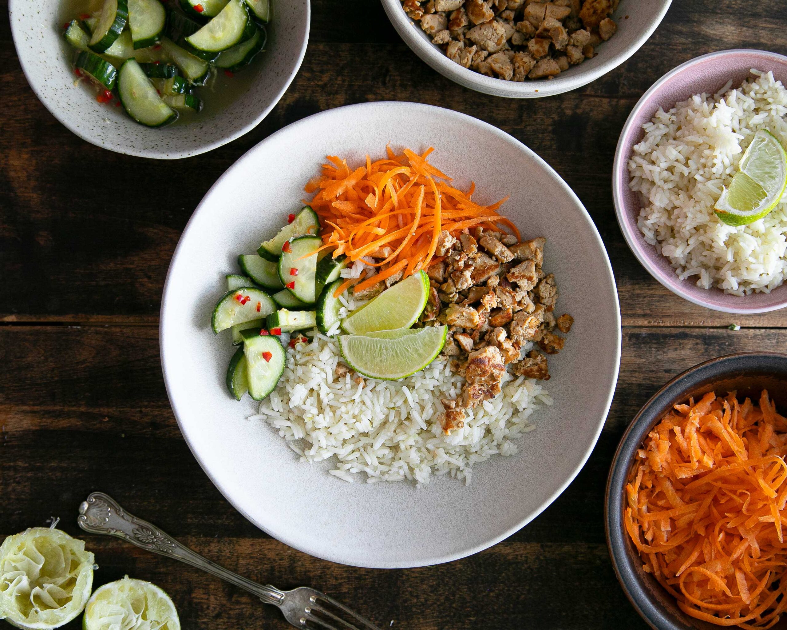 TOFUBOWL INKIVÄÄRIKURKUILLA – Edullinen kasvisruoka 4:lle (25€)