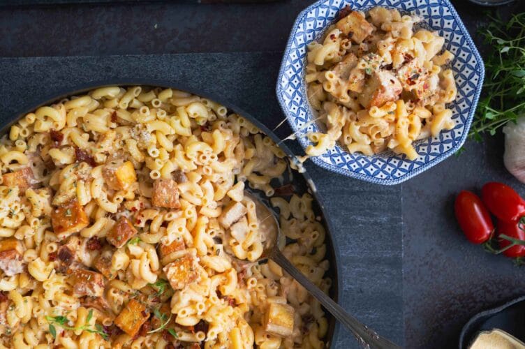 Kermaista juustokastiketta, rapeaa tofua ja aurinkokuivattuja tomaatteja pannulla.