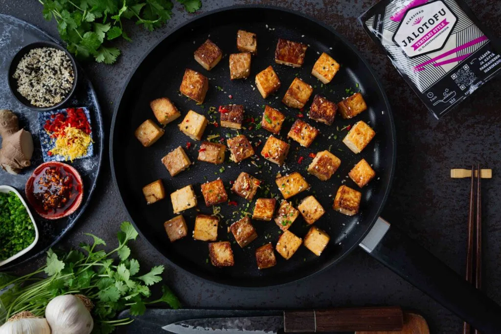 Teriyakin makuinen tofu pannulla rapeaksi paistettuna.