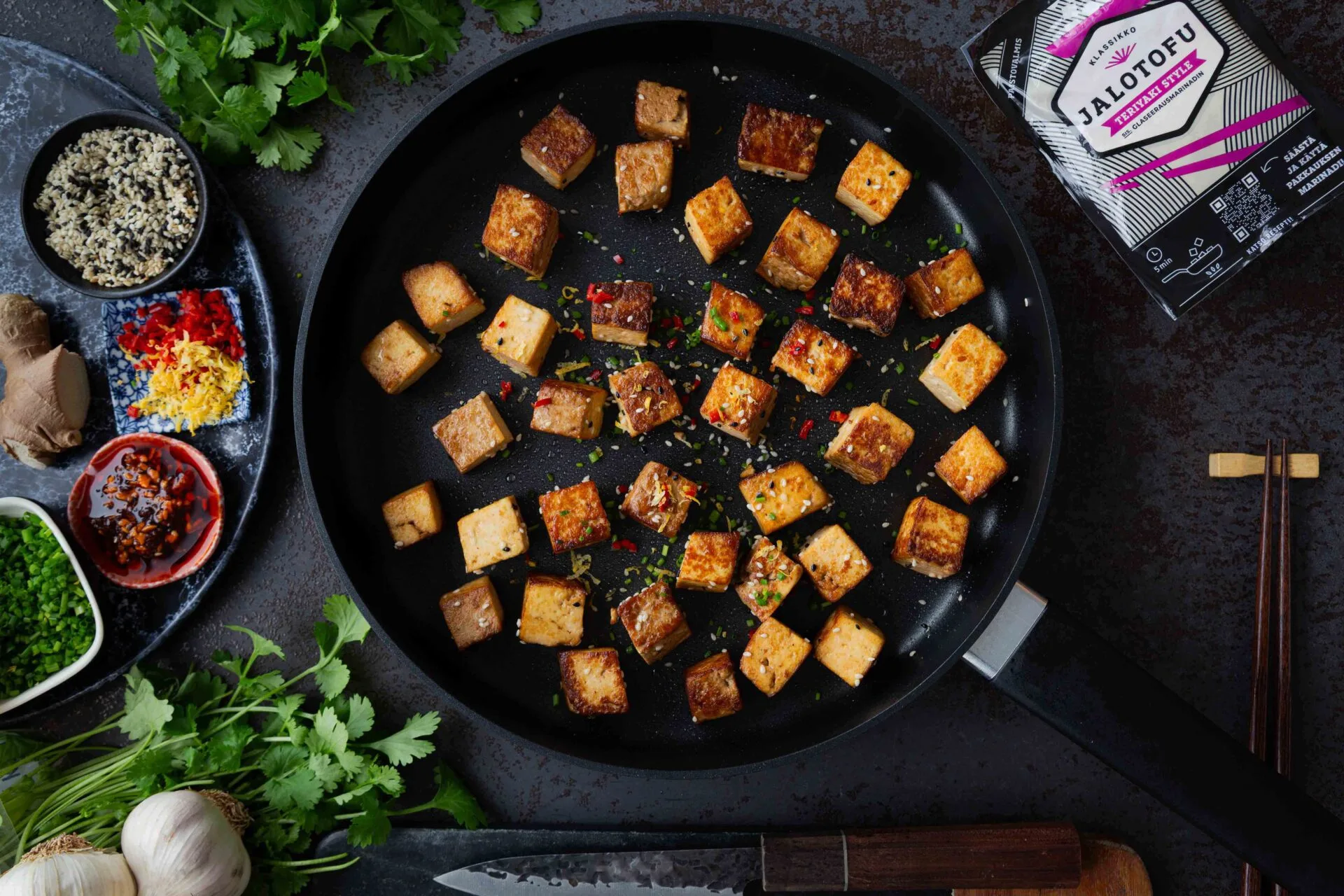 Teriyakin makuinen tofu pannulla rapeaksi paistettuna.