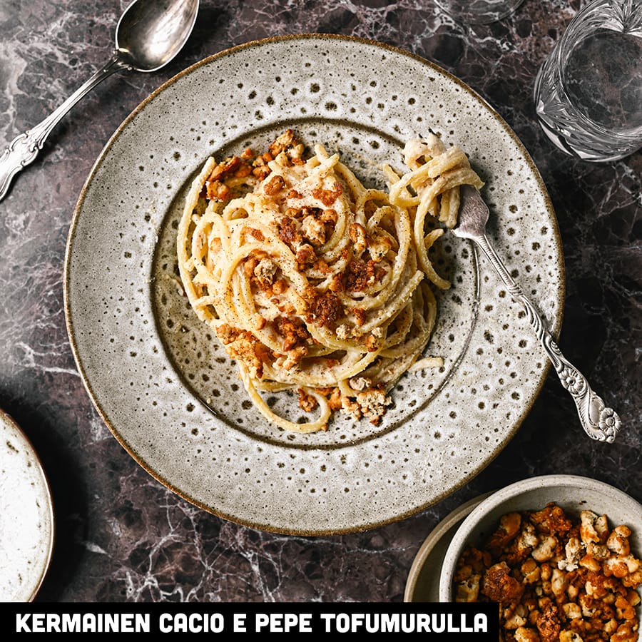 Cacio e pepe tofumurulla on vegeversio italialaisesta pastaklassikosta, jossa yksinkertaiset raaka-aineet muuttuvat täyteläiseksi ja lohdulliseksi annokseksi.