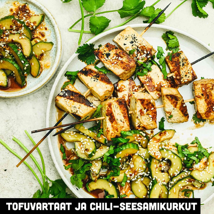 grillatut tofuvartaat ja seesamikurkut lautasella.