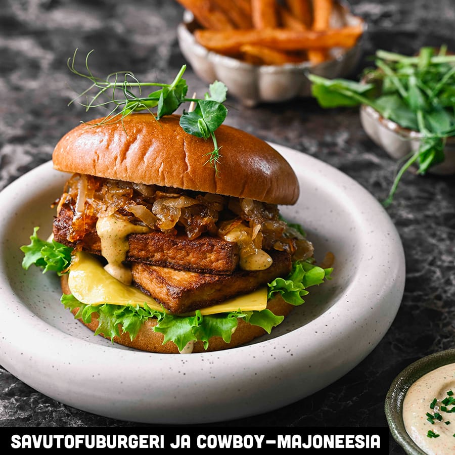 Savutofuburgeri ja cowboy-majoneesi on täydellinen lohturuoka silloin, kun tekee mieli jotain mehevää, rapeaa ja reilun makuista.