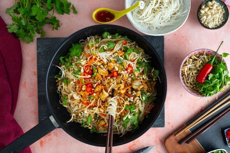 Makua pursuileva one pot pad thai nuudeliruoka tofulla paistinpannulla.