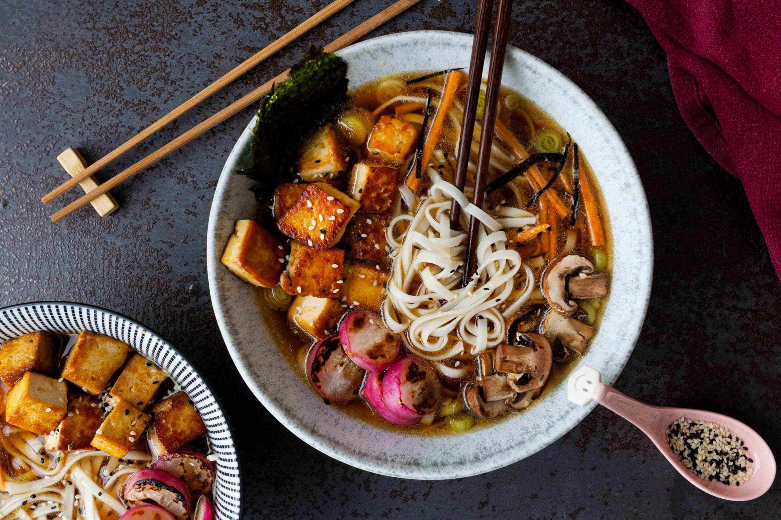 TÄYTELÄINEN RAMEN-KEITTO (V)