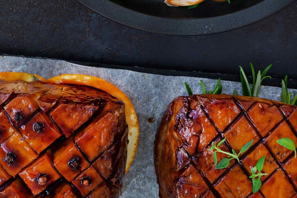 Makuja pursuileva glaseerattu tofu on näyttävä lisä juhlien tarjoiluun.