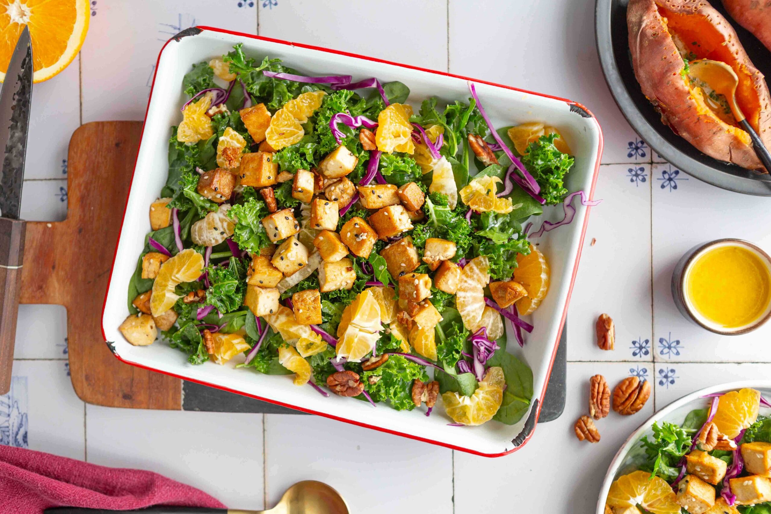 SAVUTOFU-APPELSIINISALAATTI JA UUNIBATAATTIA