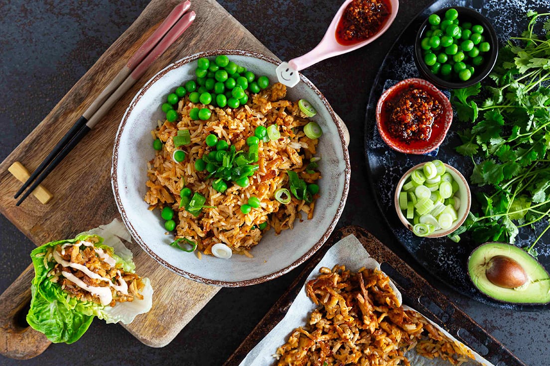 Paistettu riisi uunissa – vegaaninen arkiresepti raastetulla ja rapealla tofulla.