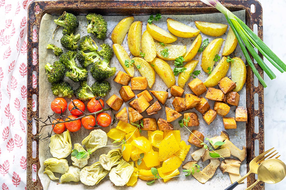 sesongin kasviksia ja rapeaa marinoitua tofu uunipellillä valmistuu helposti.