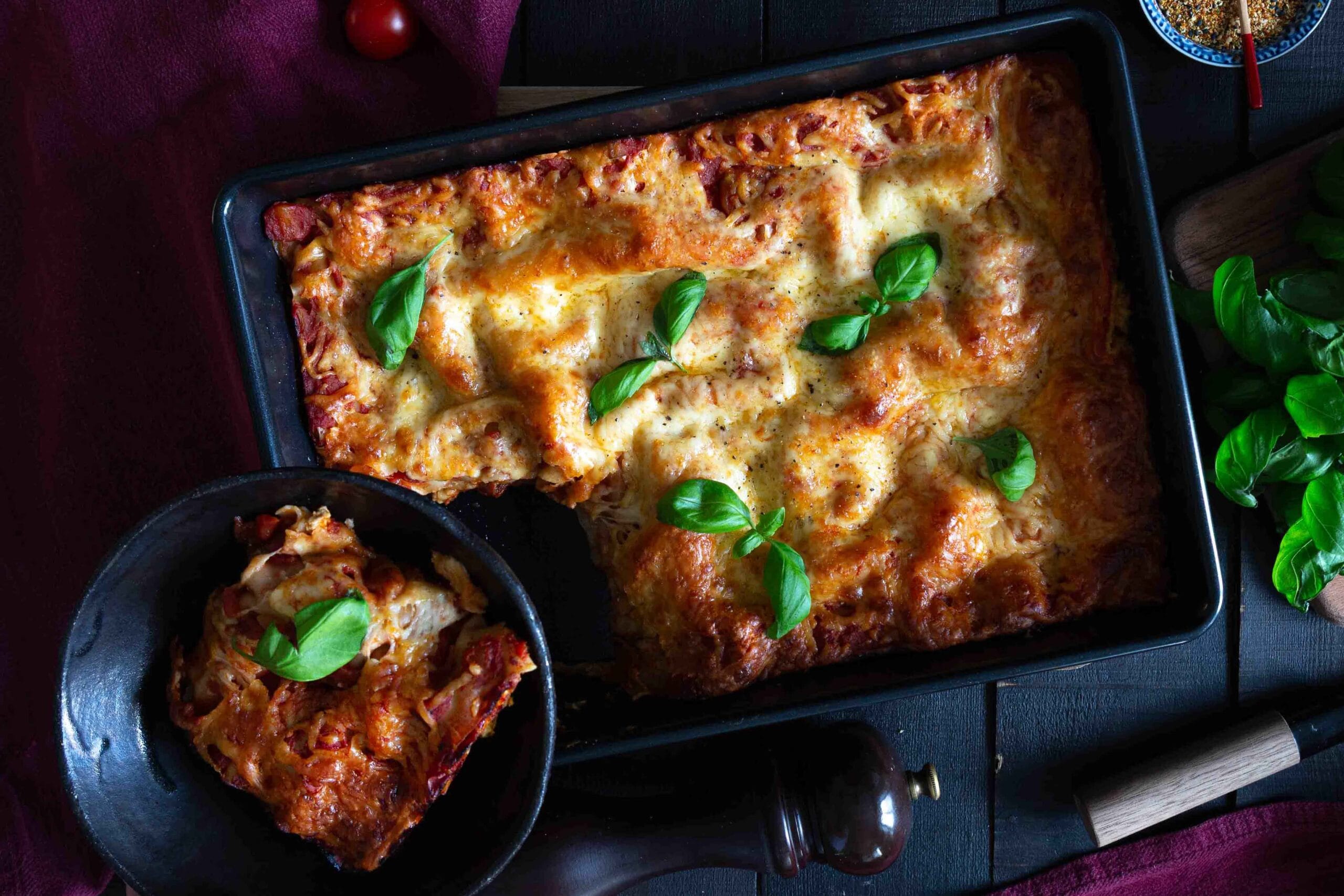 Vegaaninen lasagne savutofulla ja hummuksella uunvuoassa.