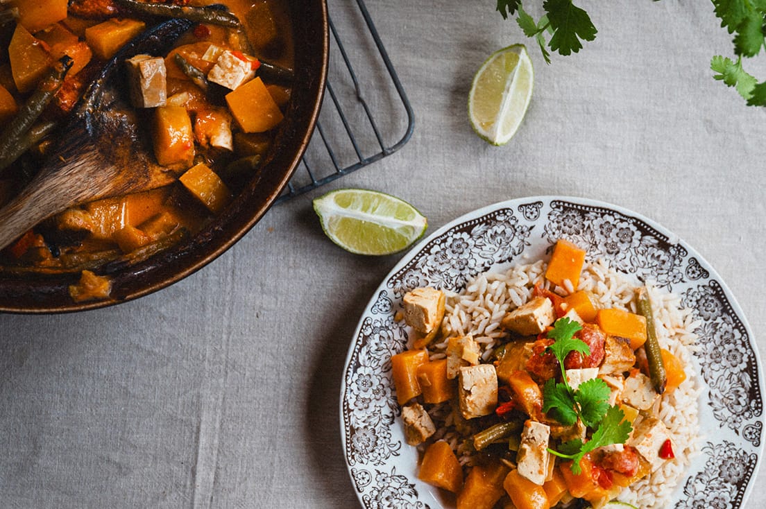 Lämmittävä uunicurry tofulla ja kurpitsalla lautasella riisin kera on nopea arkiruoka.