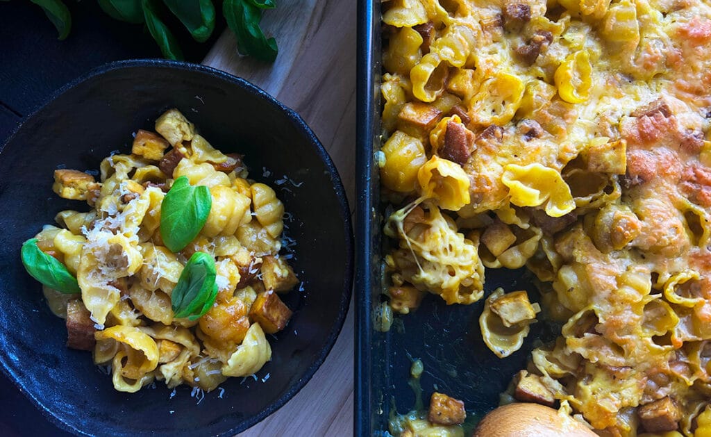 Vegaaninen palermon tofupasta joka valmistuu yhdessä vuoassa.