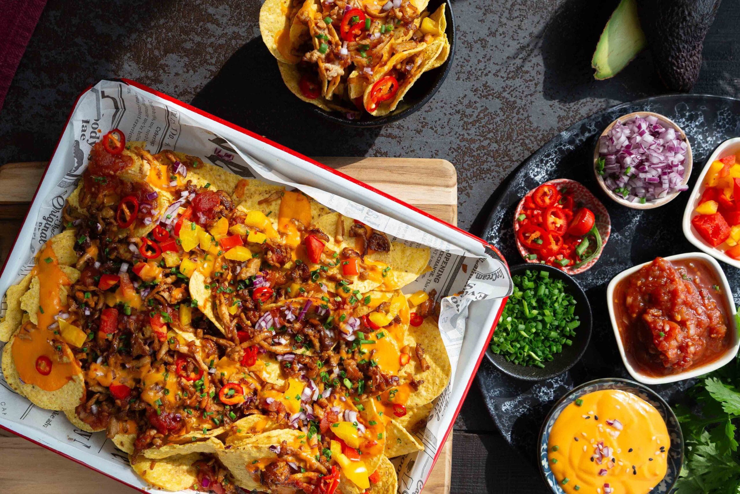 Raastettu, rapea savutofu tuo nachoihin makua ja proteiinia.