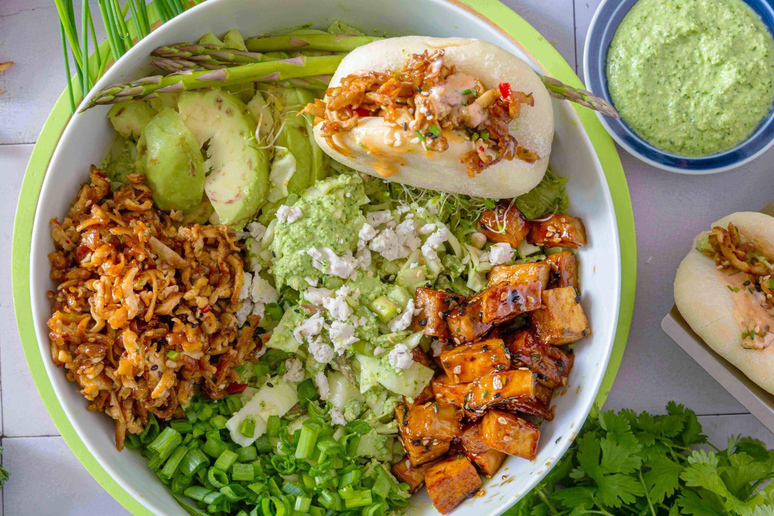 Tofusalaatti rapealla, raastetulla tai kuutioidulla savutofulla.