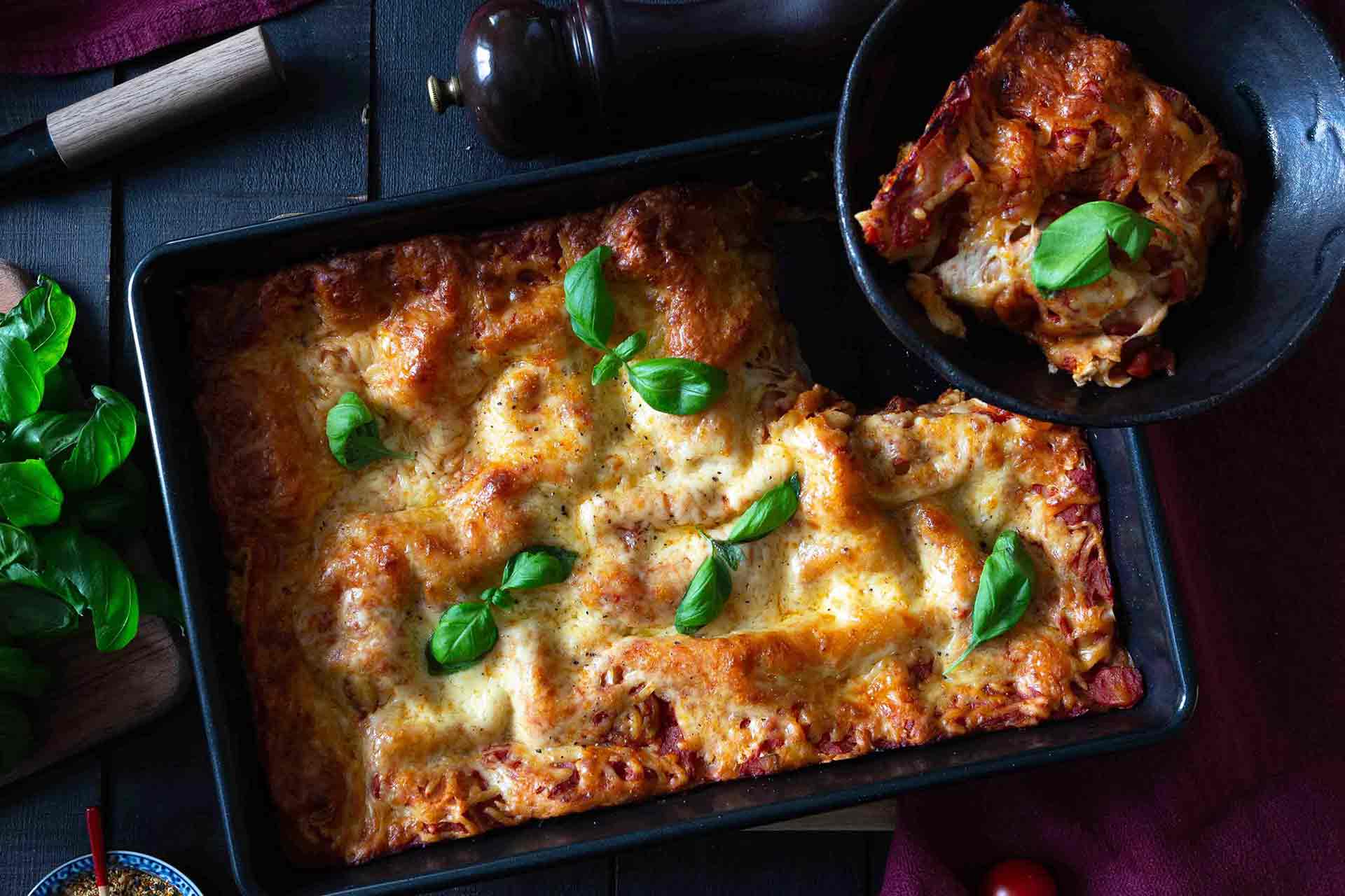 Helppo kasvislasagne saa ruokaisuuden tofusta.